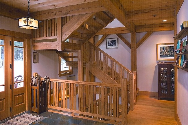 Mittelgroße Urige Haustür mit lila Wandfarbe, hellem Holzboden, Einzeltür und heller Holzhaustür in Sonstige