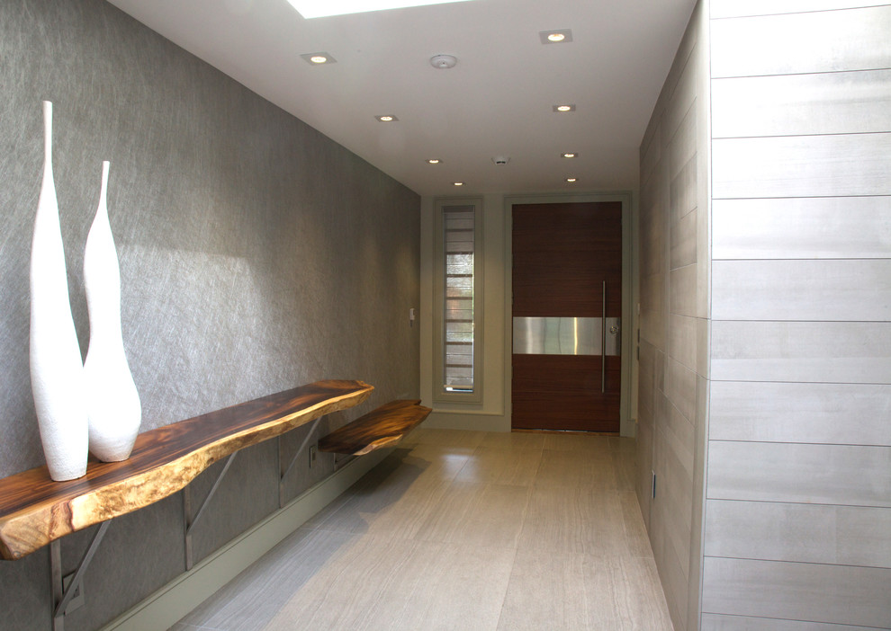 Diseño de puerta principal moderna grande con paredes grises, suelo de baldosas de porcelana, puerta simple, puerta de madera en tonos medios y suelo beige