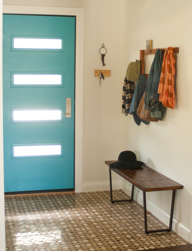 Inspiration för små eklektiska ingångspartier, med vita väggar, marmorgolv, en enkeldörr och en blå dörr