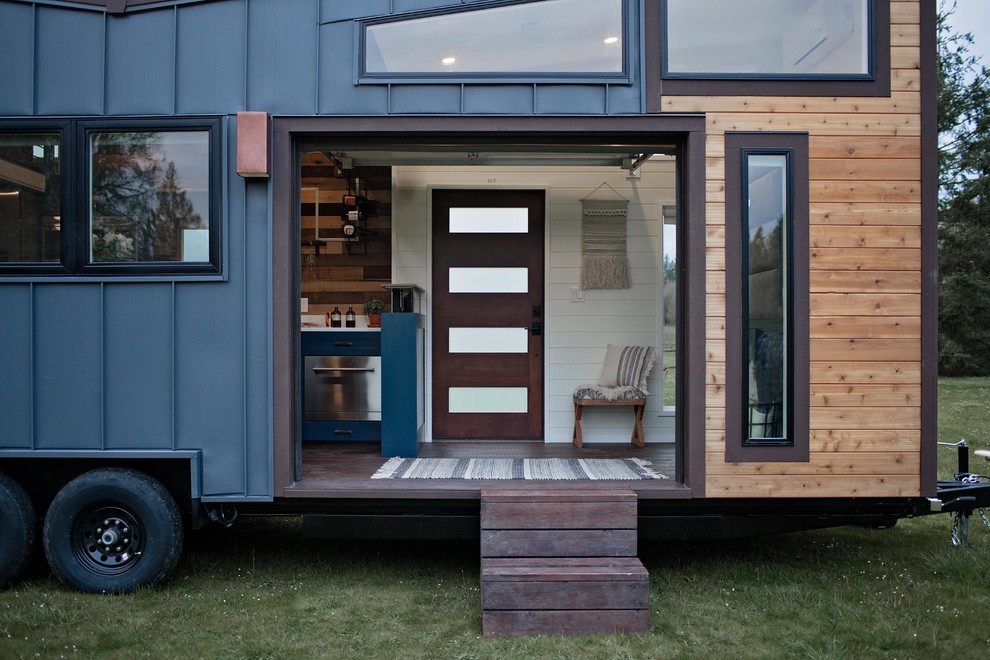 Moderne Haustür mit weißer Wandfarbe, dunklem Holzboden, Einzeltür, hellbrauner Holzhaustür und braunem Boden in Portland