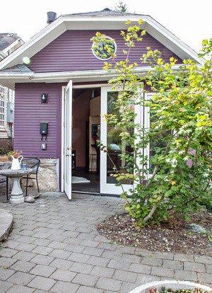 Example of a transitional entryway design in Portland