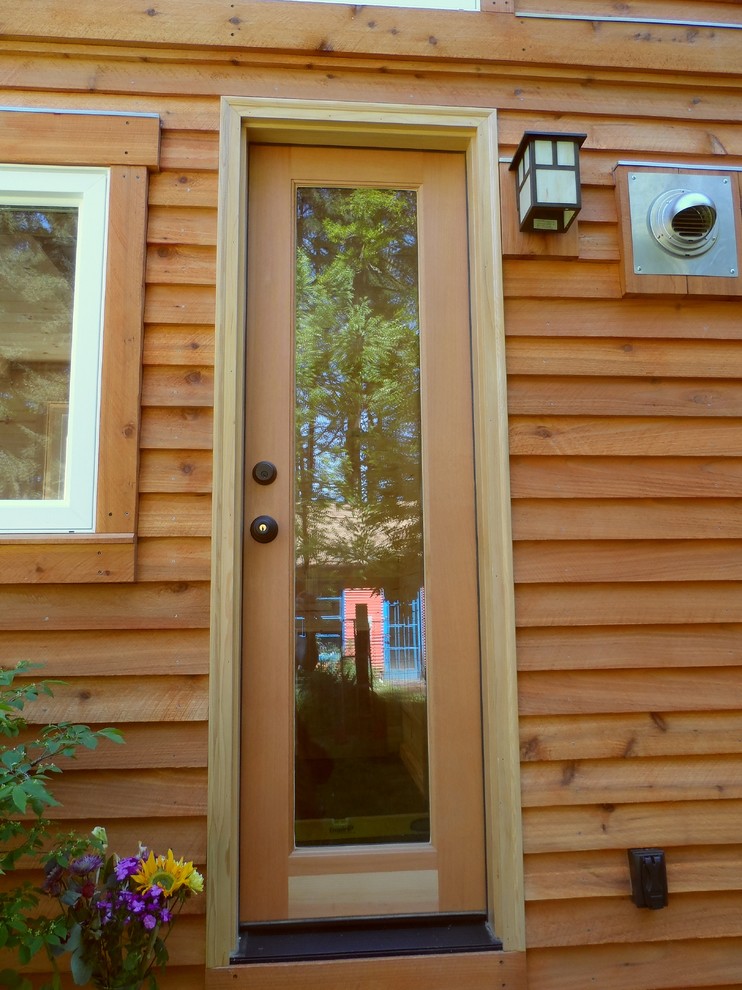 Пример оригинального дизайна: маленькая прихожая в восточном стиле с коричневыми стенами, одностворчатой входной дверью и стеклянной входной дверью для на участке и в саду