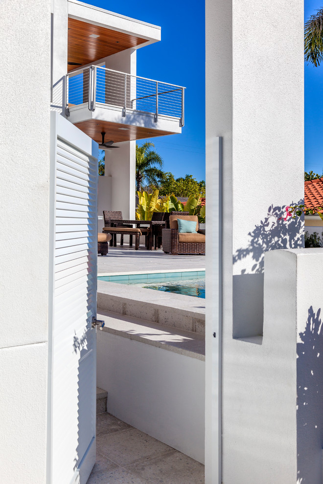 Große Moderne Haustür mit weißer Wandfarbe, Betonboden, Haustür aus Metall und weißem Boden in Tampa