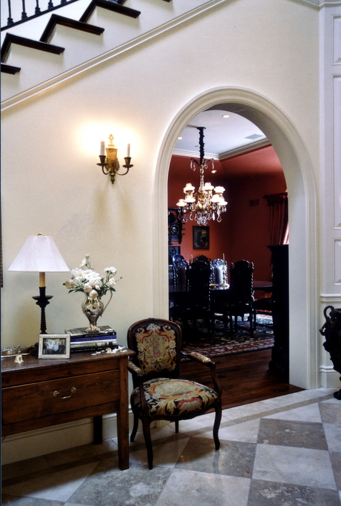 Geräumiges Klassisches Foyer mit beiger Wandfarbe, Marmorboden, Doppeltür, Haustür aus Glas und beigem Boden in Los Angeles