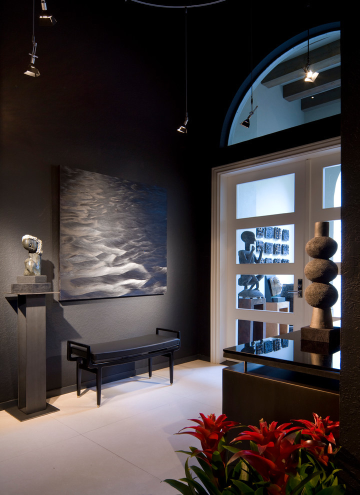 Стильный дизайн: фойе в современном стиле с серыми стенами и стеклянной входной дверью - последний тренд