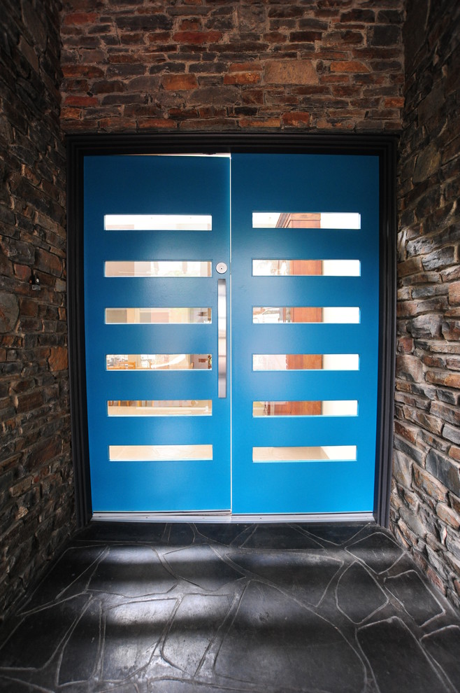 アデレードにある広いトランジショナルスタイルのおしゃれな玄関ドア (スレートの床、青いドア) の写真