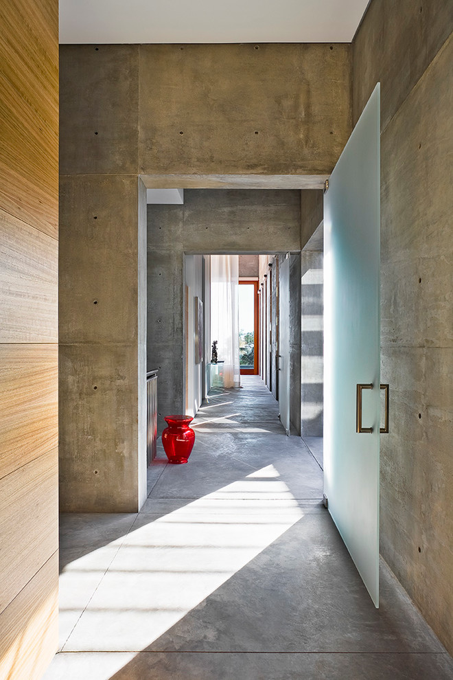 Idee per un ingresso o corridoio moderno con pavimento in cemento
