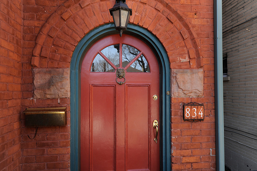Пример оригинального дизайна: огромная входная дверь в викторианском стиле с одностворчатой входной дверью и красной входной дверью