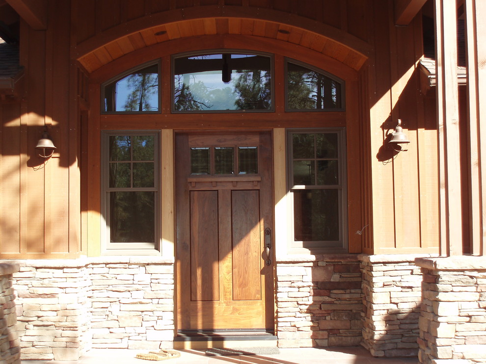Aménagement d'une grande porte d'entrée craftsman avec une porte simple, une porte en bois brun, un mur marron, un sol en ardoise et un sol multicolore.