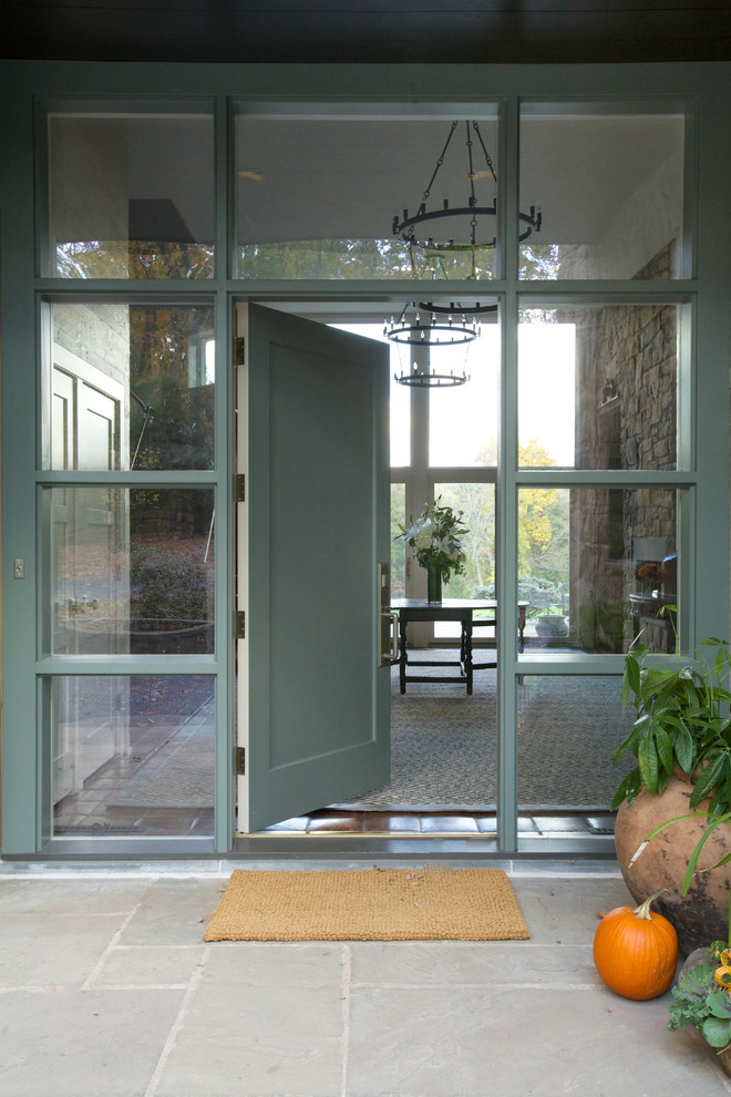 Bild på en stor rustik ingång och ytterdörr, med skiffergolv, en enkeldörr och en grön dörr