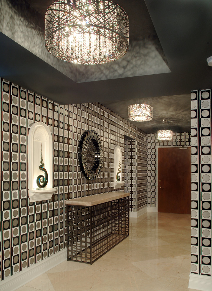 Großes Modernes Foyer mit bunten Wänden, Marmorboden, Einzeltür und dunkler Holzhaustür in Miami