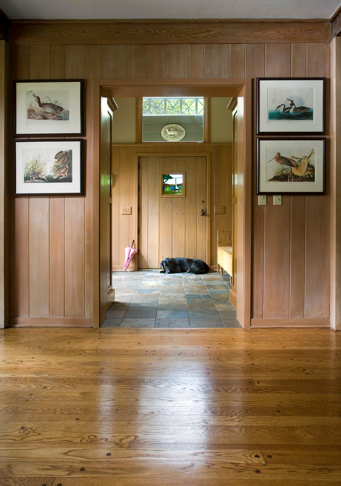 На фото: фойе в классическом стиле с одностворчатой входной дверью и входной дверью из дерева среднего тона с
