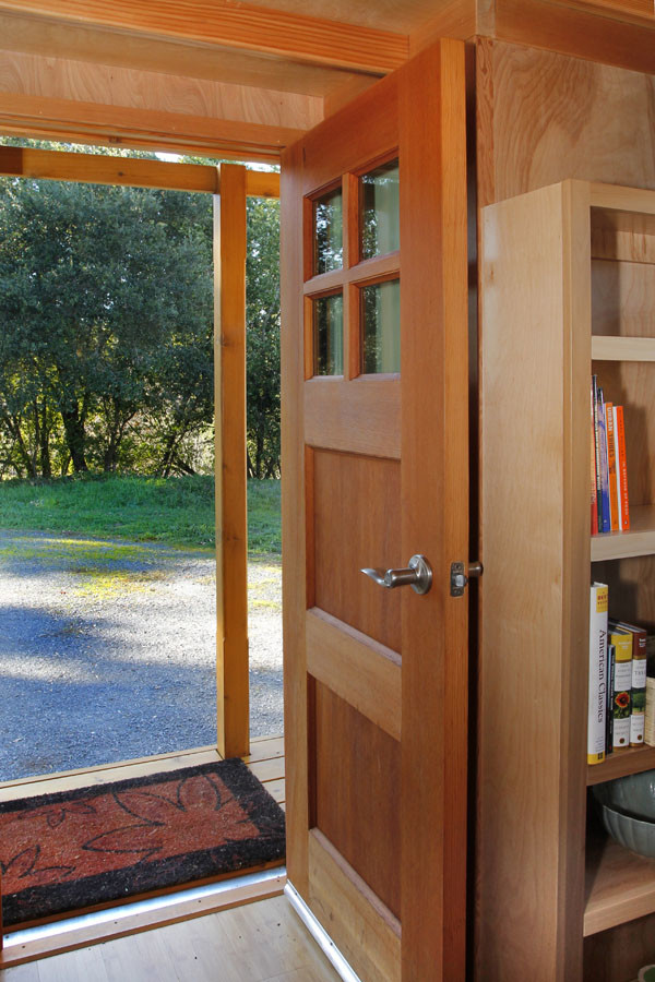 Свежая идея для дизайна: маленький вестибюль в классическом стиле с коричневыми стенами, полом из бамбука, одностворчатой входной дверью и входной дверью из дерева среднего тона для на участке и в саду - отличное фото интерьера