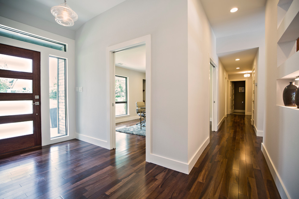 Moderner Eingang mit grauer Wandfarbe, braunem Holzboden, Einzeltür und dunkler Holzhaustür in Dallas