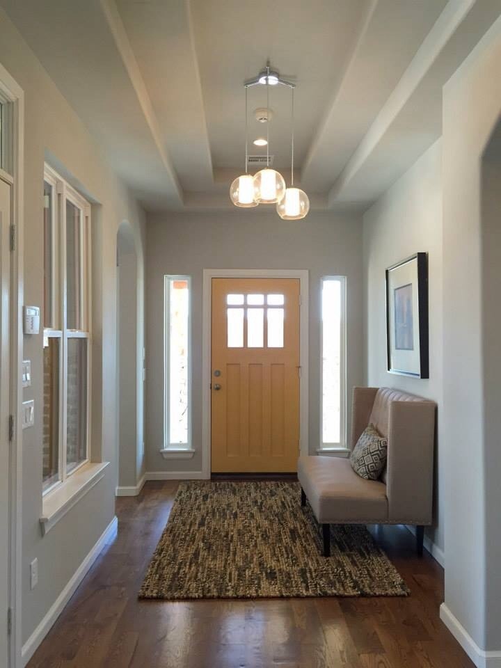 Ispirazione per una porta d'ingresso classica di medie dimensioni con pareti grigie, pavimento in legno massello medio, una porta singola e una porta gialla