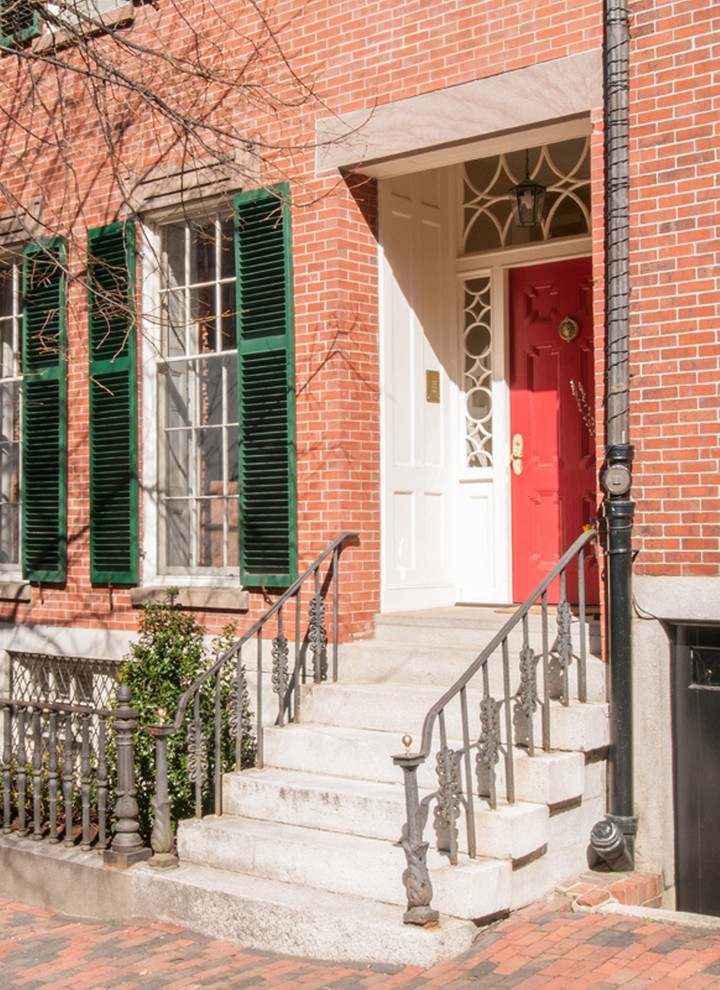 Источник вдохновения для домашнего уюта: входная дверь в классическом стиле с одностворчатой входной дверью и красной входной дверью