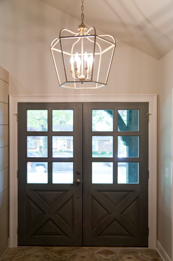 Exempel på en mellanstor lantlig ingång och ytterdörr, med grå väggar, klinkergolv i keramik, en dubbeldörr, en grå dörr och flerfärgat golv