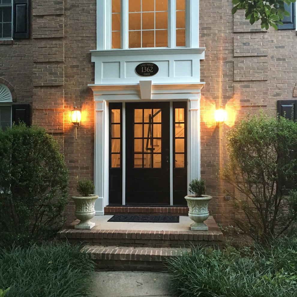 Große Landhausstil Haustür mit Einzeltür und schwarzer Haustür in Washington, D.C.