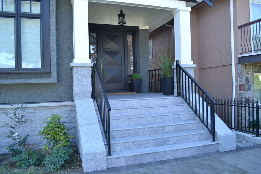 Große Klassische Haustür mit blauer Wandfarbe, Granitboden, Einzeltür und schwarzer Haustür in Vancouver