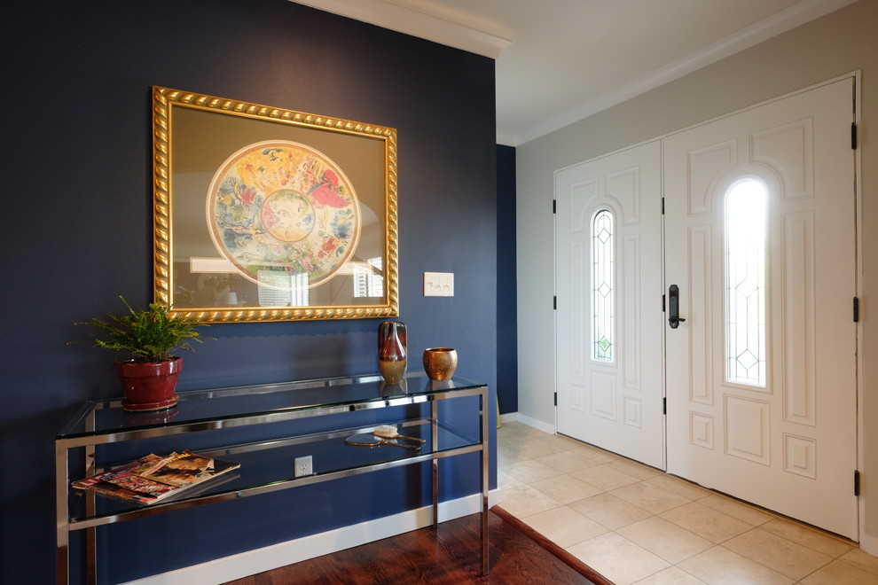 Ejemplo de hall clásico grande con paredes azules, puerta doble, puerta de madera oscura y suelo de madera oscura