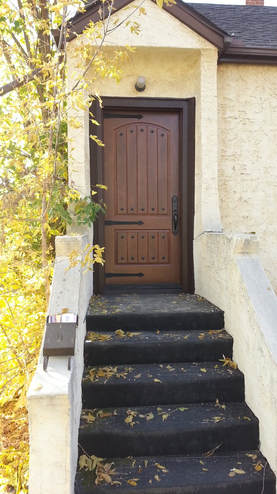 Cette photo montre une porte d'entrée chic de taille moyenne avec une porte simple et une porte en bois brun.