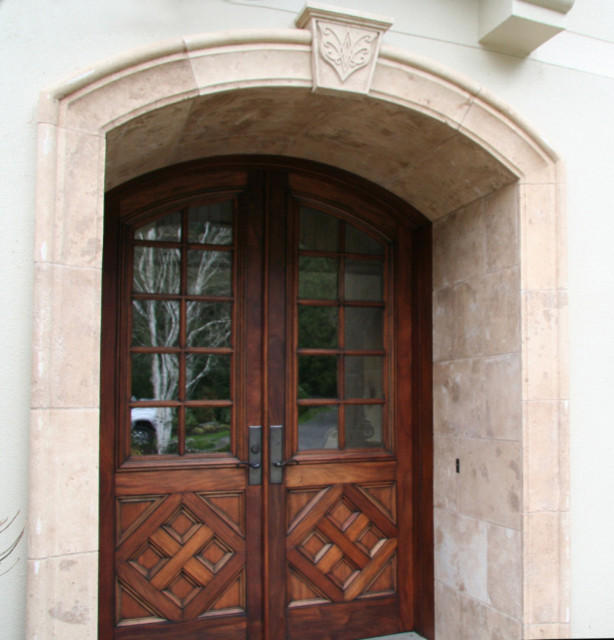 Imagen de puerta principal clásica grande con puerta doble y puerta de madera oscura