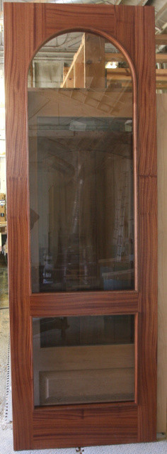 Foto di una grande porta d'ingresso chic con una porta singola e una porta in legno scuro