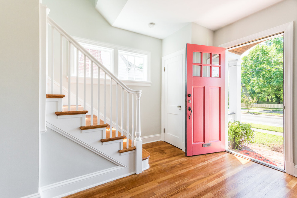 Источник вдохновения для домашнего уюта: входная дверь среднего размера в классическом стиле с белыми стенами, паркетным полом среднего тона, одностворчатой входной дверью, красной входной дверью и коричневым полом