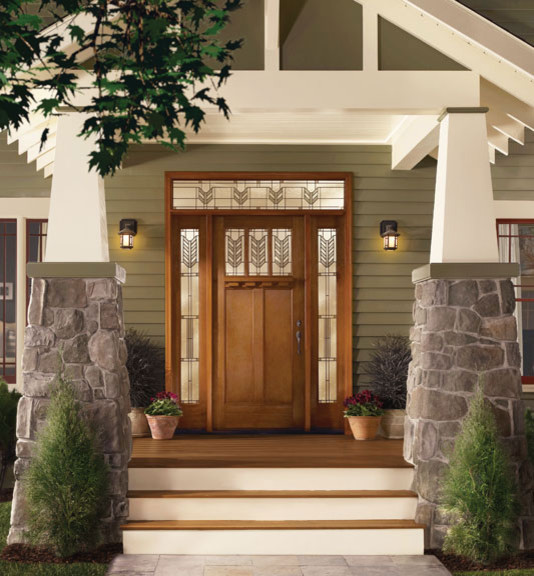 Свежая идея для дизайна: входная дверь среднего размера в классическом стиле с зелеными стенами, темным паркетным полом, одностворчатой входной дверью и коричневой входной дверью - отличное фото интерьера