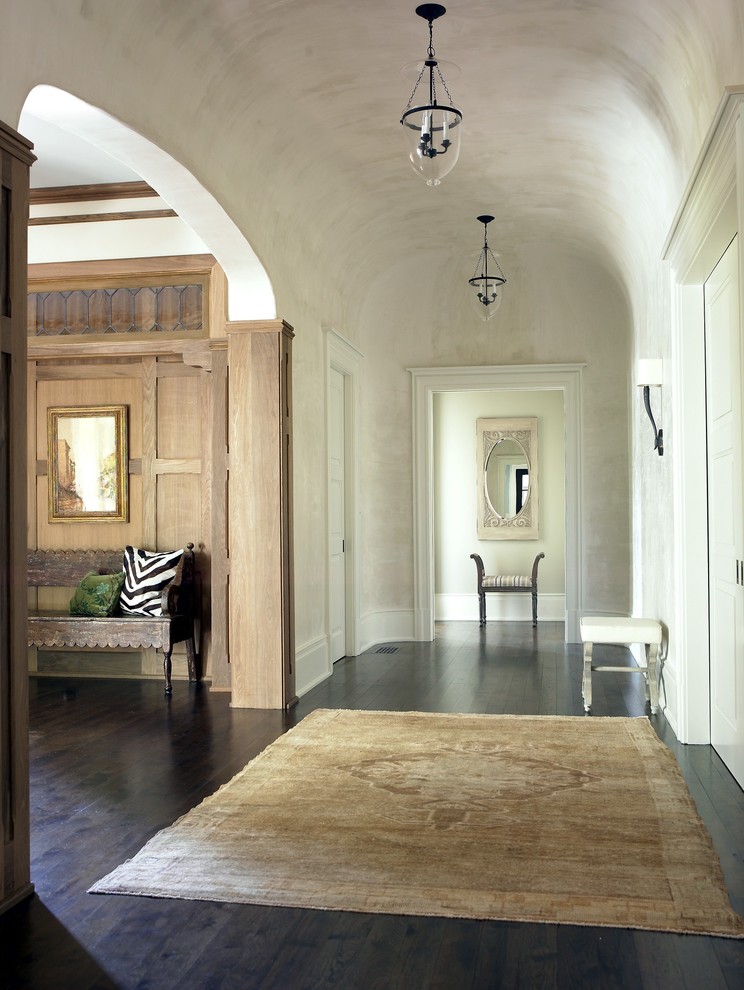 Exemple d'une entrée chic avec un mur beige et parquet foncé.