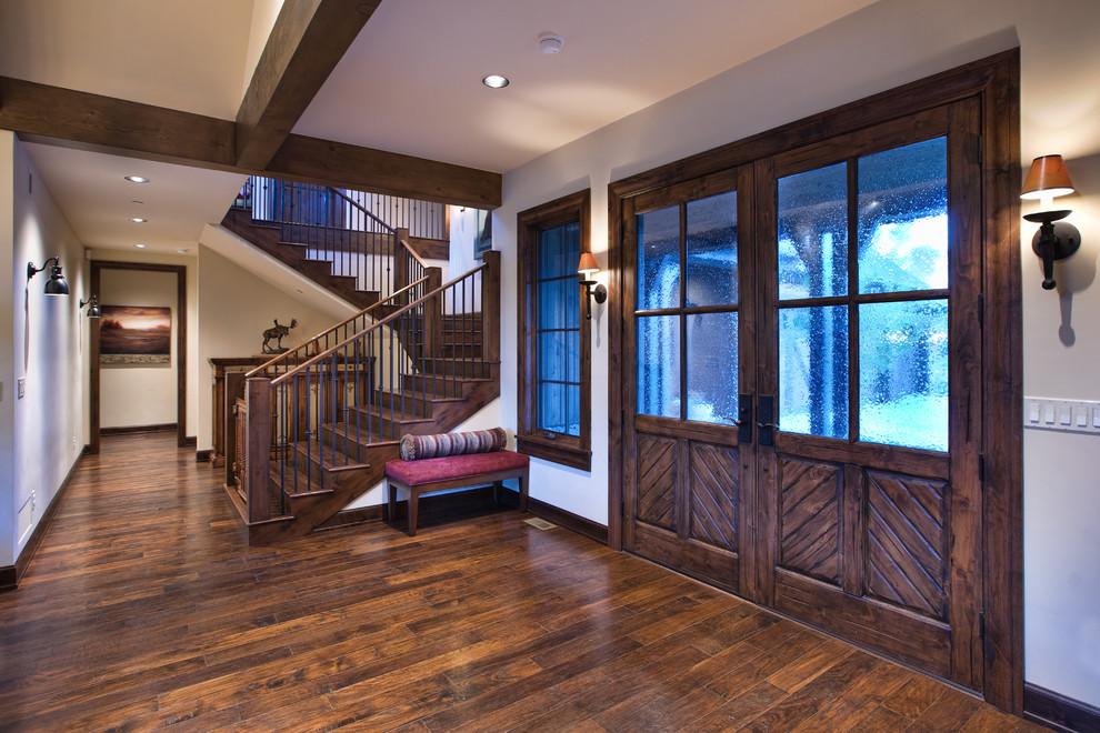 Mittelgroßes Klassisches Foyer mit Doppeltür, beiger Wandfarbe, dunklem Holzboden, dunkler Holzhaustür und braunem Boden in Denver