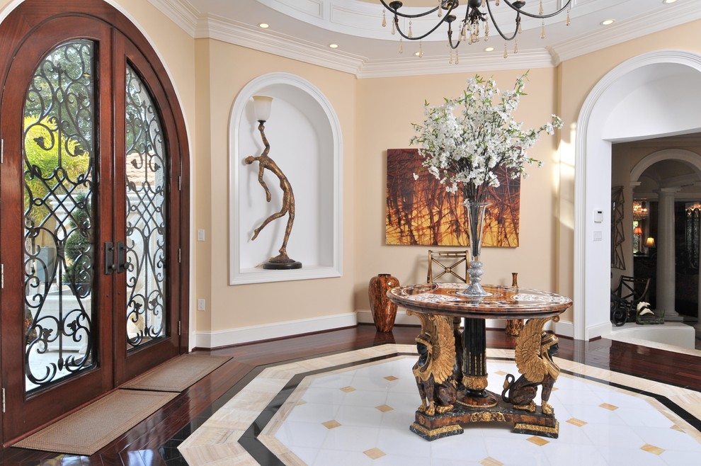 Klassisches Foyer mit beiger Wandfarbe und buntem Boden in Tampa