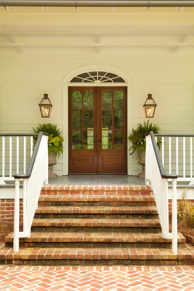 Foto de entrada clásica con puerta doble y puerta de vidrio