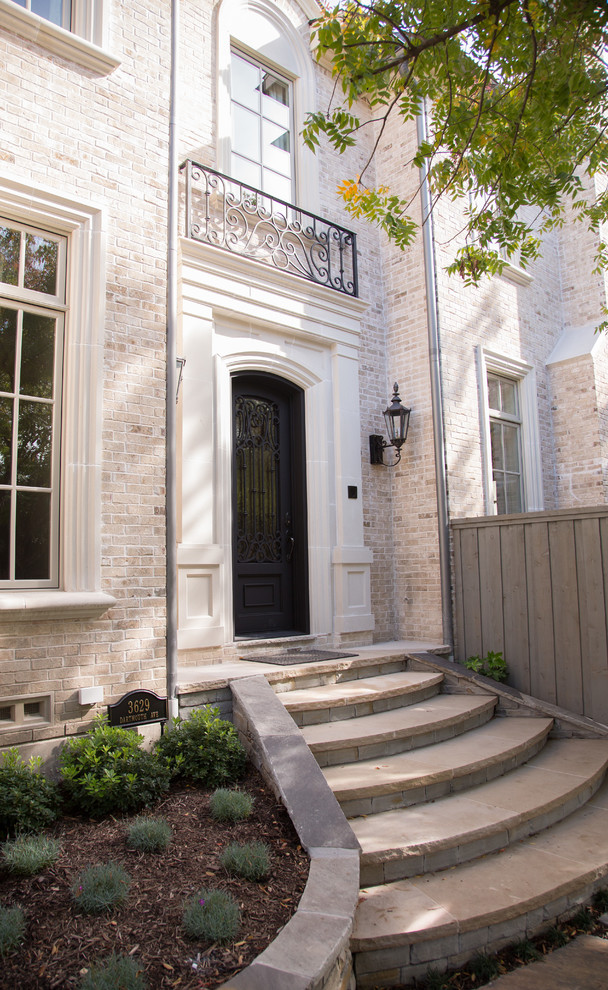 Klassischer Eingang mit Einzeltür und schwarzer Haustür in Dallas