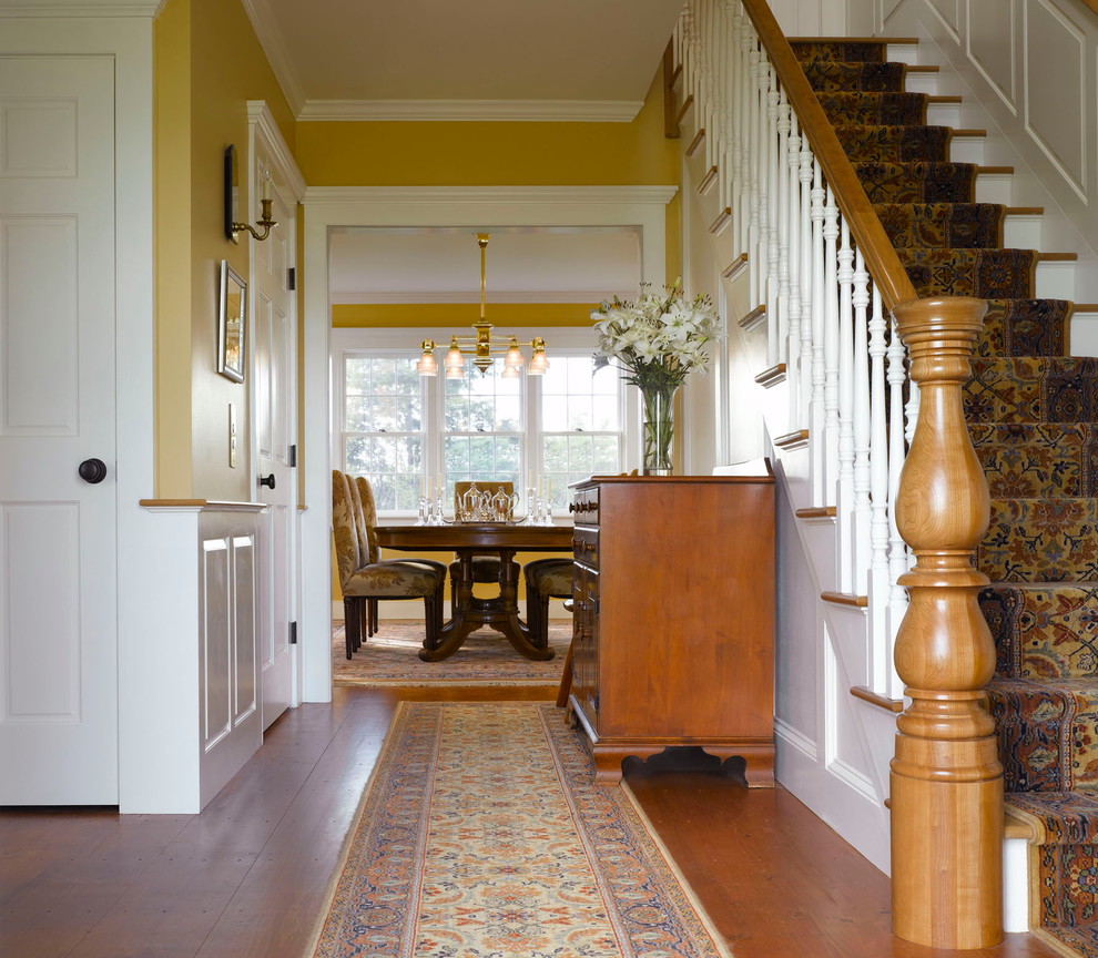 Источник вдохновения для домашнего уюта: фойе в классическом стиле с желтыми стенами и паркетным полом среднего тона