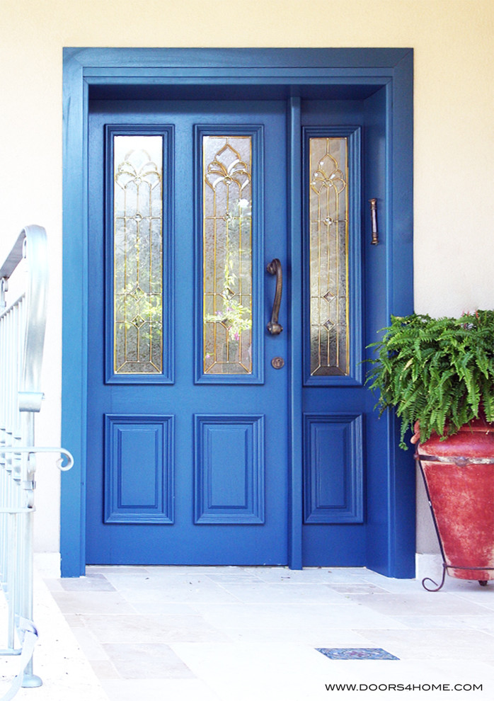 На фото: входная дверь в классическом стиле с одностворчатой входной дверью и синей входной дверью