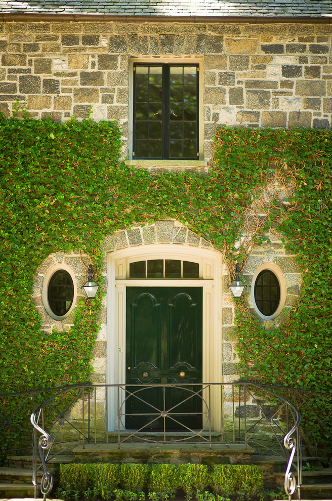 На фото: входная дверь в классическом стиле с двустворчатой входной дверью и зеленой входной дверью с