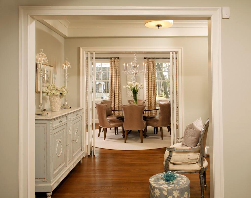 Klassischer Eingang mit beiger Wandfarbe und braunem Holzboden in Washington, D.C.