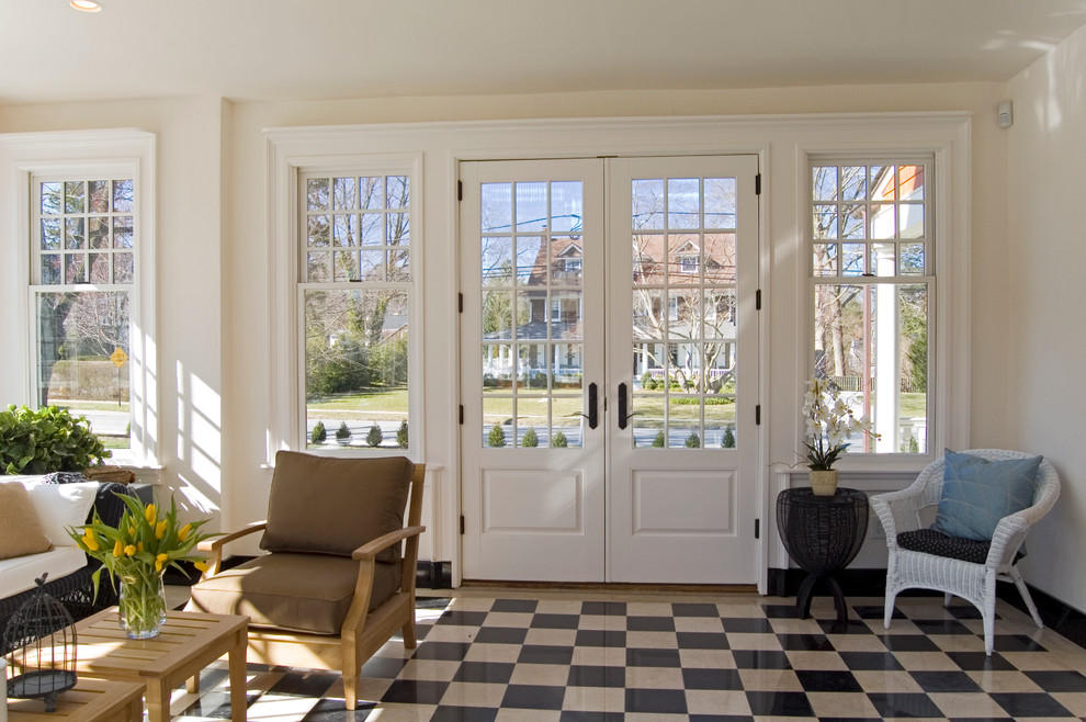 На фото: прихожая в классическом стиле с двустворчатой входной дверью, стеклянной входной дверью и разноцветным полом