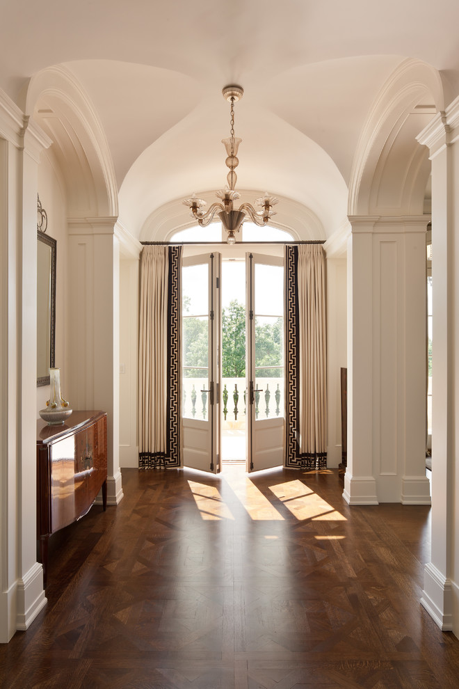 На фото: узкая прихожая в классическом стиле с белыми стенами, двустворчатой входной дверью и стеклянной входной дверью