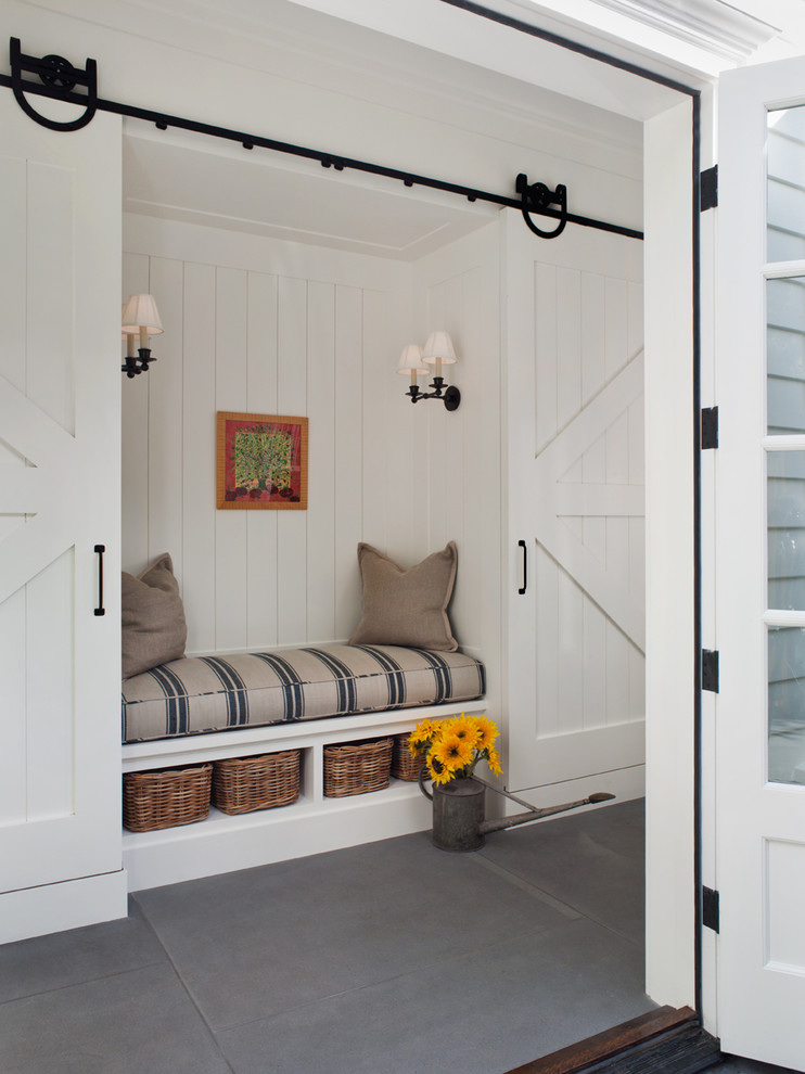 Источник вдохновения для домашнего уюта: тамбур в классическом стиле с белыми стенами, двустворчатой входной дверью и стеклянной входной дверью