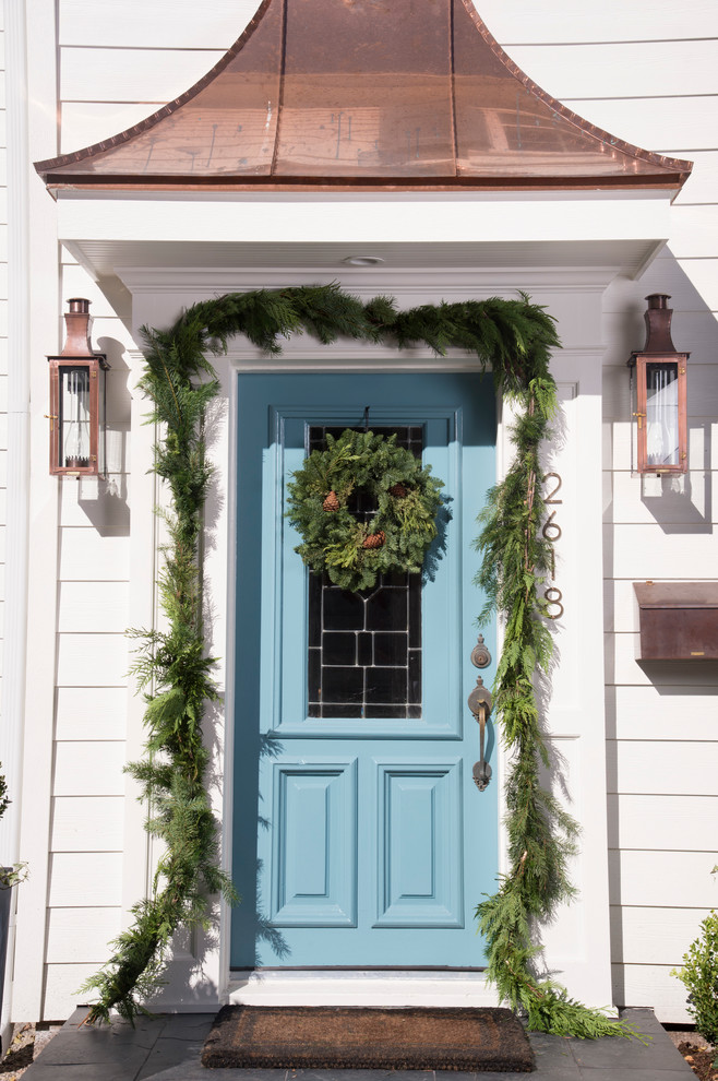 Idee per una porta d'ingresso classica con una porta singola e una porta blu