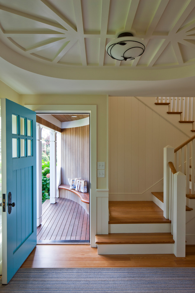 На фото: прихожая в классическом стиле с одностворчатой входной дверью и синей входной дверью с