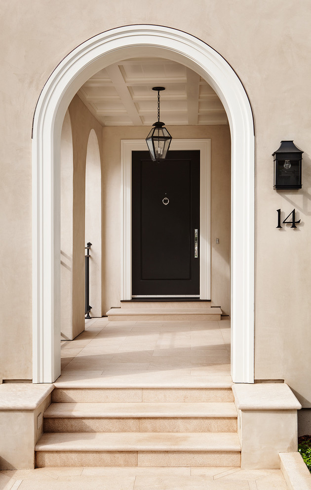 Источник вдохновения для домашнего уюта: большая входная дверь в классическом стиле с одностворчатой входной дверью и черной входной дверью