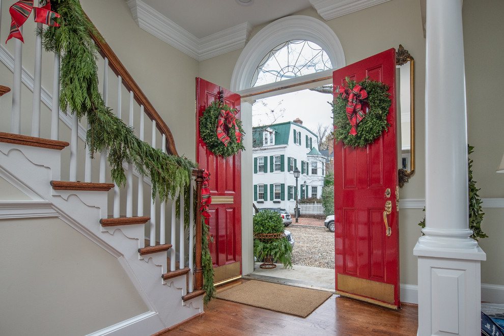 На фото: прихожая в классическом стиле с двустворчатой входной дверью, красной входной дверью, бежевыми стенами, паркетным полом среднего тона и коричневым полом