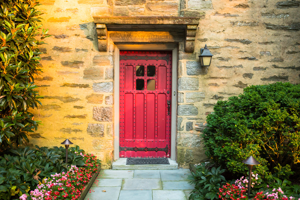 Idee per una grande porta d'ingresso classica con pareti beige, pavimento in ardesia, una porta singola e una porta rossa