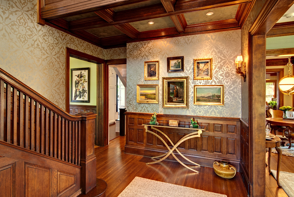 Mittelgroßes Klassisches Foyer mit metallicfarbenen Wänden, braunem Holzboden, Einzeltür und dunkler Holzhaustür in Minneapolis