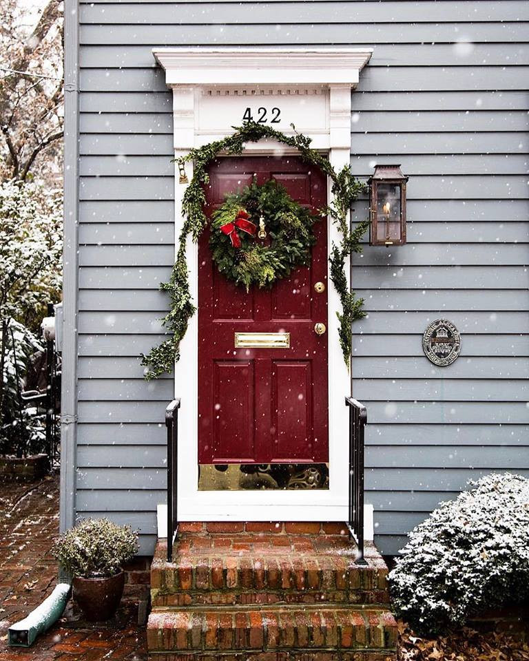 トラディショナルスタイルのおしゃれな玄関ドア (レンガの床、赤いドア、青い壁) の写真