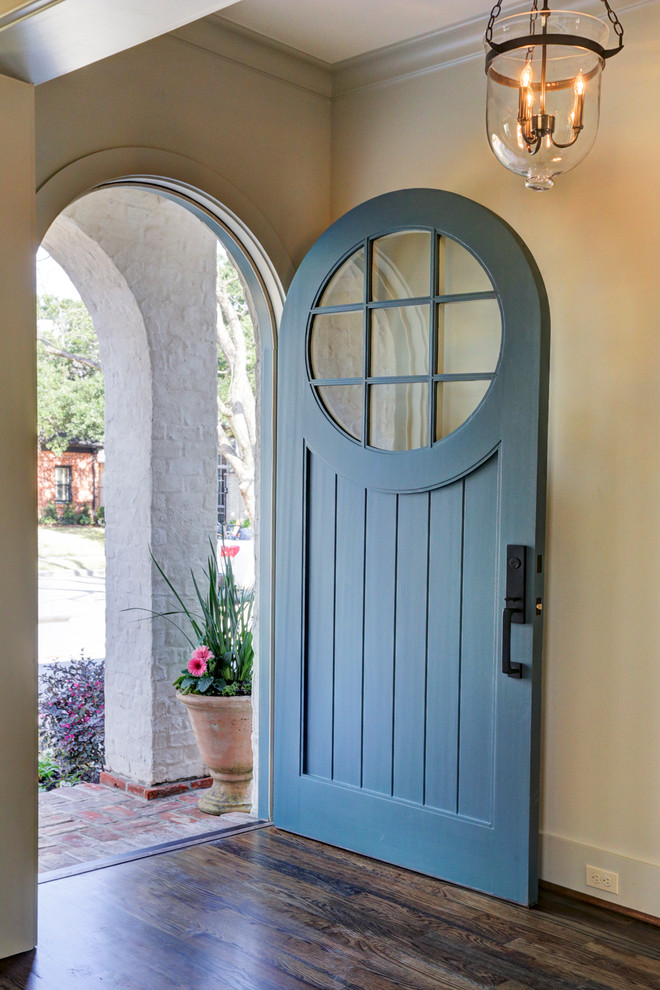 Ispirazione per un piccolo ingresso chic con pareti grigie, parquet scuro, una porta singola e una porta blu