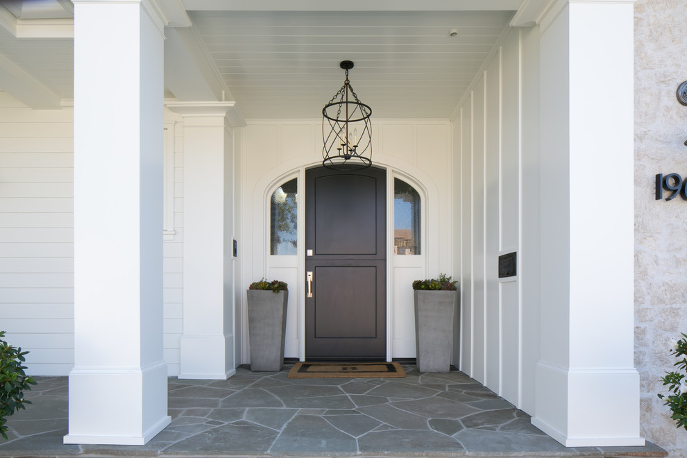 Modelo de puerta principal marinera de tamaño medio con paredes blancas, puerta simple y puerta marrón